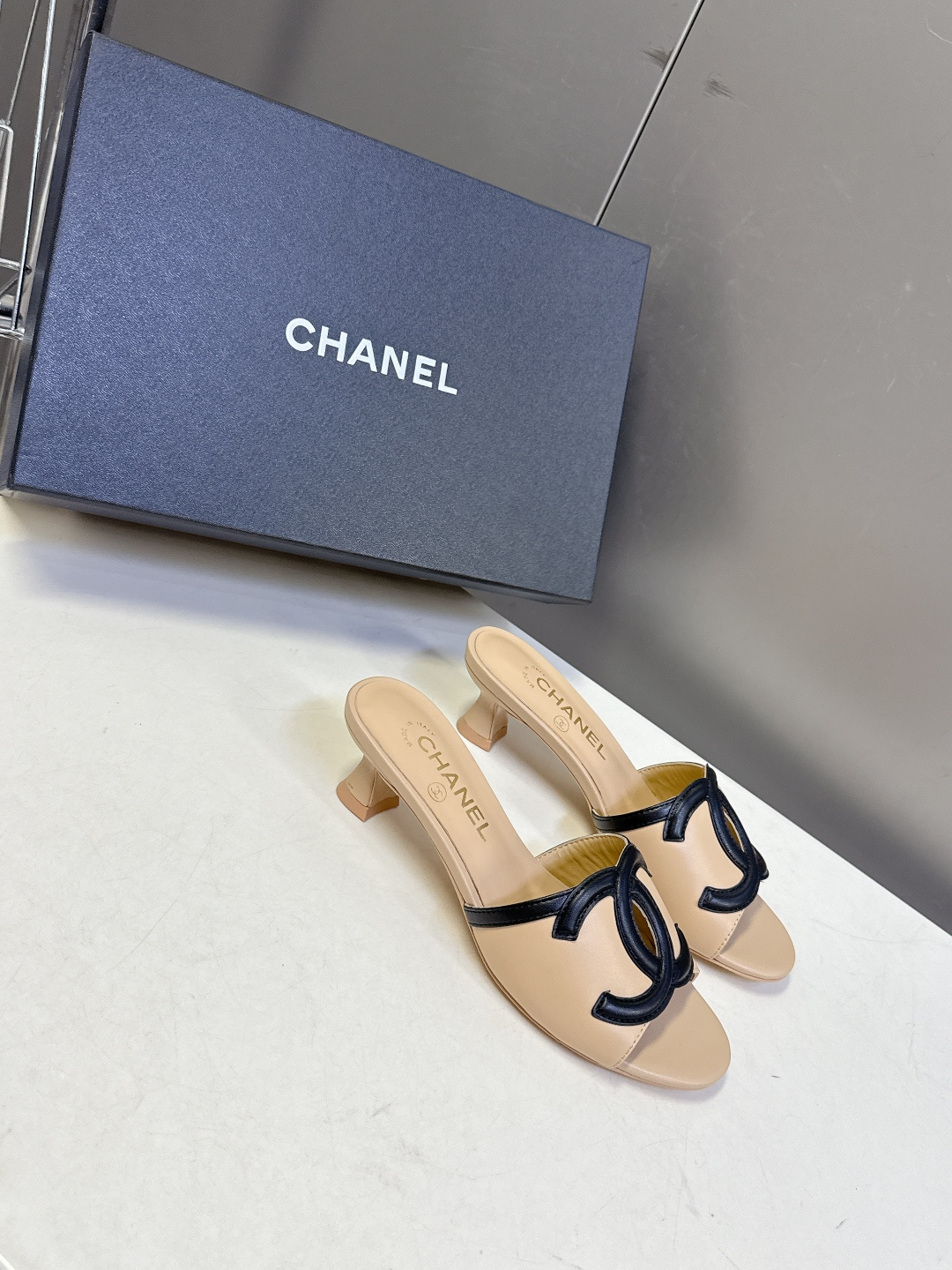 CHANEL香奈儿春夏最新款双C标识小猫跟凉拖超多明星网红种草 鞋面以品牌经典的互锁双C为核心装饰，采用