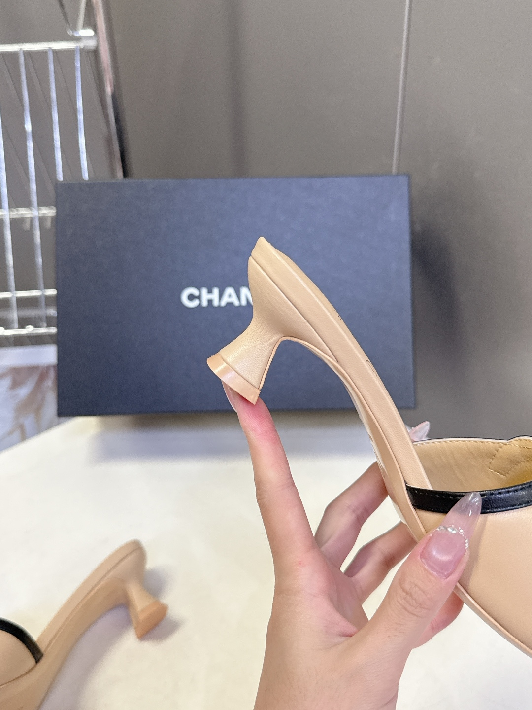 CHANEL香奈儿春夏最新款双C标识小猫跟凉拖超多明星网红种草 鞋面以品牌经典的互锁双C为核心装饰，采用