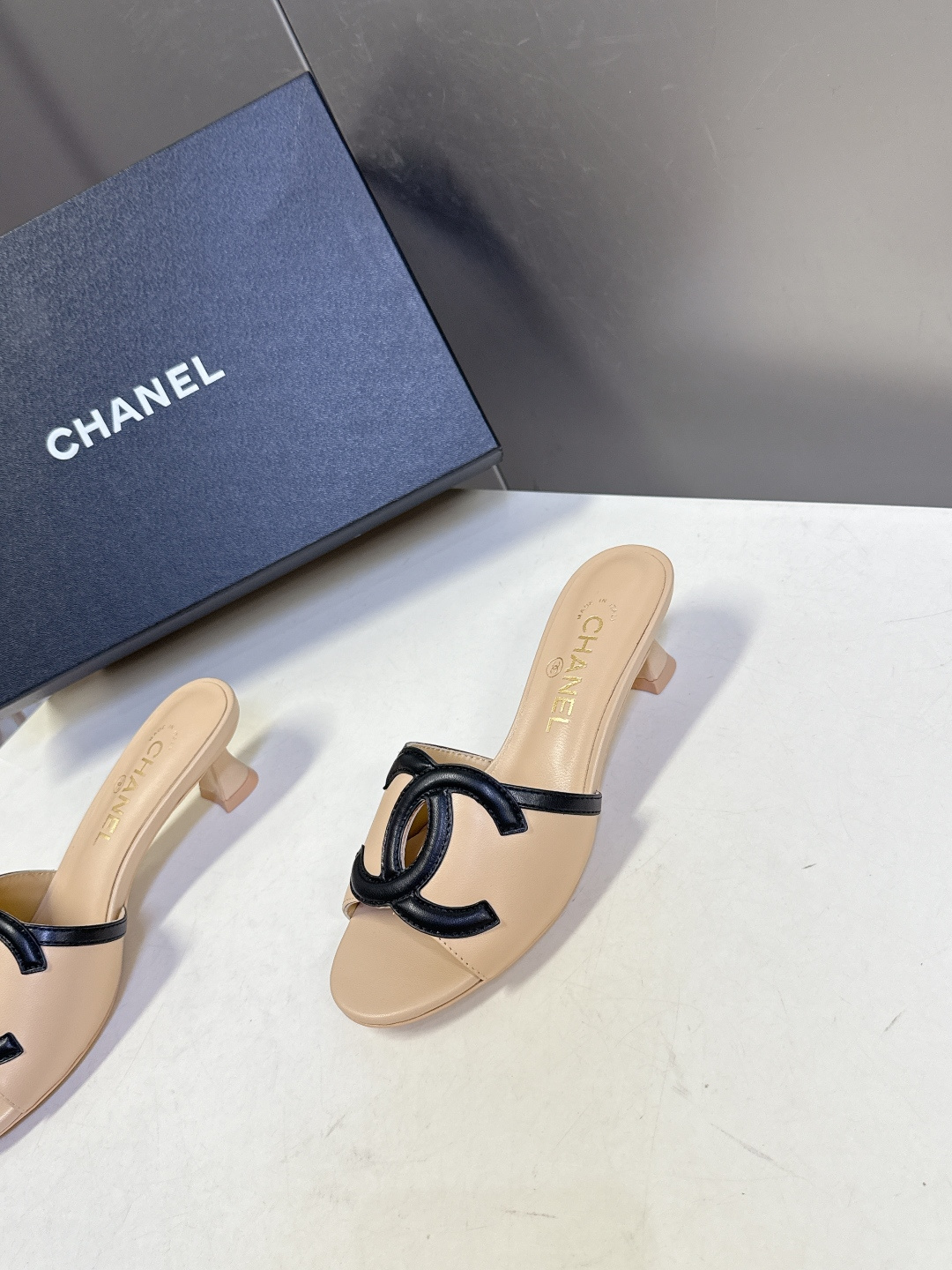 CHANEL香奈儿春夏最新款双C标识小猫跟凉拖超多明星网红种草 鞋面以品牌经典的互锁双C为核心装饰，采用