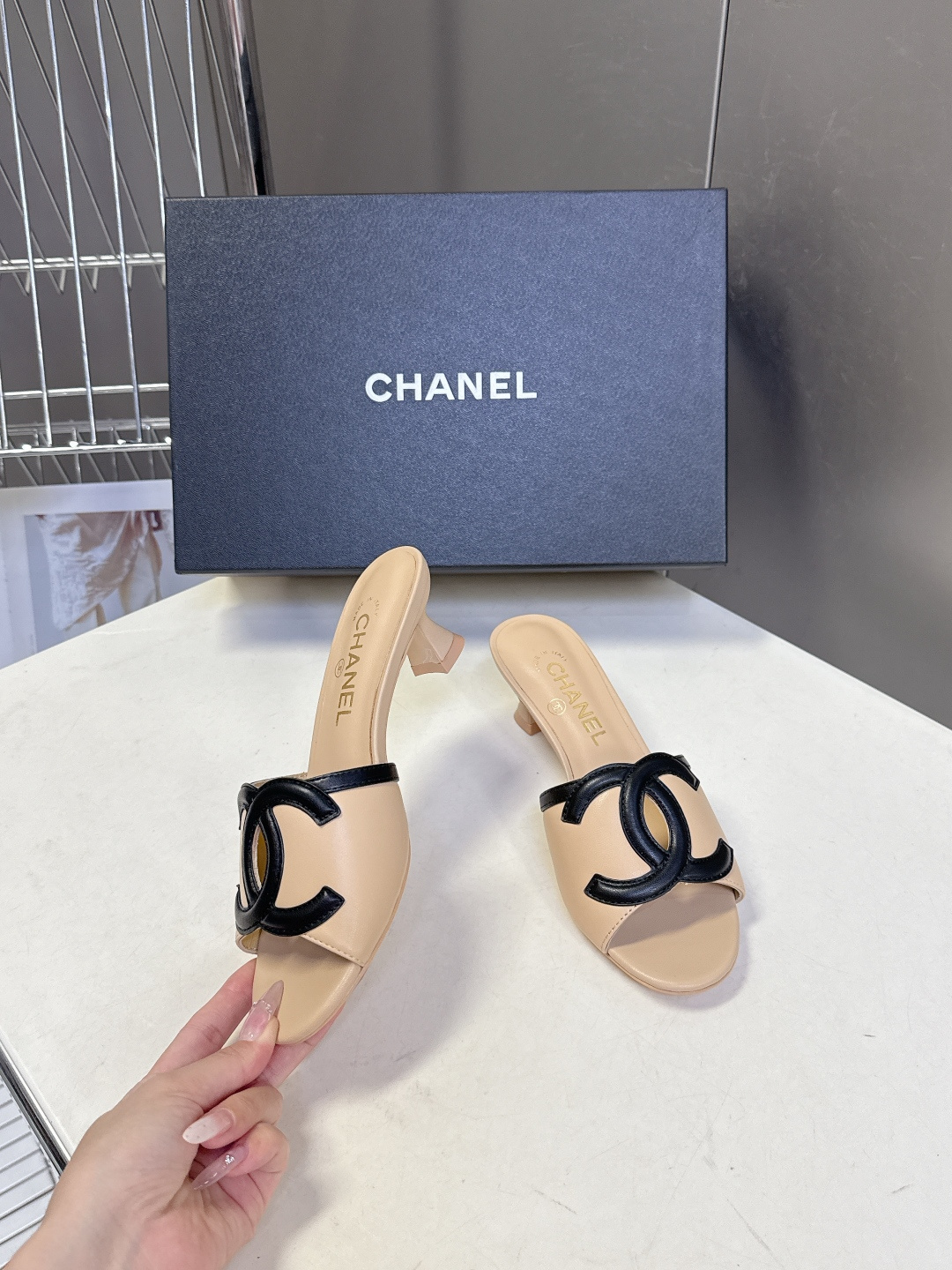 CHANEL香奈儿春夏最新款双C标识小猫跟凉拖超多明星网红种草 鞋面以品牌经典的互锁双C为核心装饰，采用