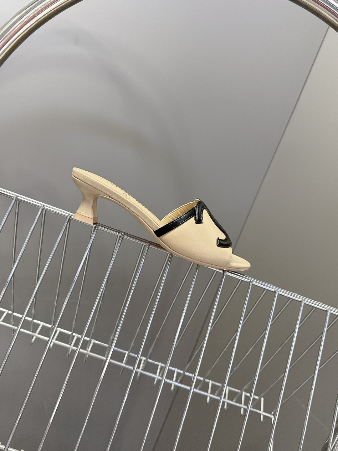 CHANEL香奈儿春夏最新款双C标识小猫跟凉拖超多明星网红种草 鞋面以品牌经典的互锁双C为核心装饰，采用