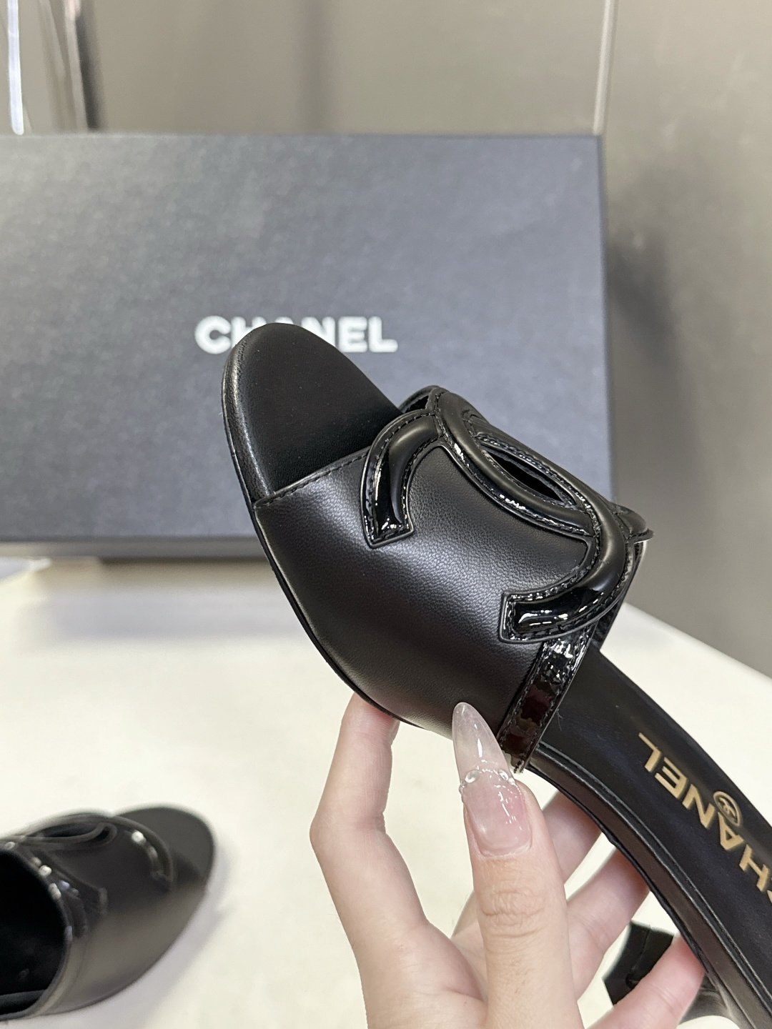 CHANEL香奈儿春夏最新款双C标识小猫跟凉拖超多明星网红种草 鞋面以品牌经典的互锁双C为核心装饰，采用