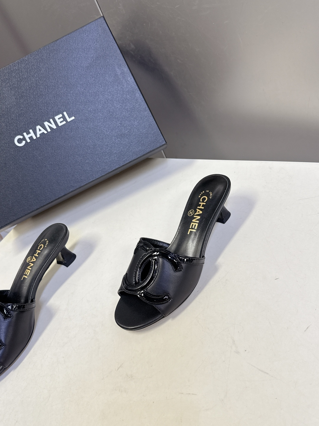 CHANEL香奈儿春夏最新款双C标识小猫跟凉拖超多明星网红种草 鞋面以品牌经典的互锁双C为核心装饰，采用