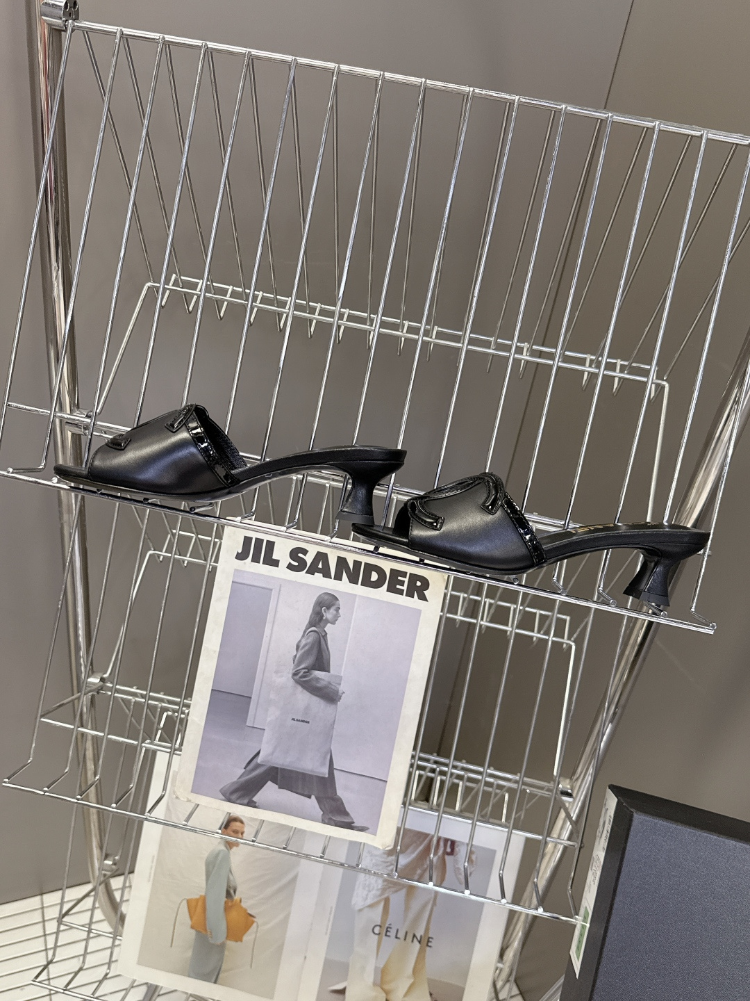 CHANEL香奈儿春夏最新款双C标识小猫跟凉拖超多明星网红种草 鞋面以品牌经典的互锁双C为核心装饰，采用