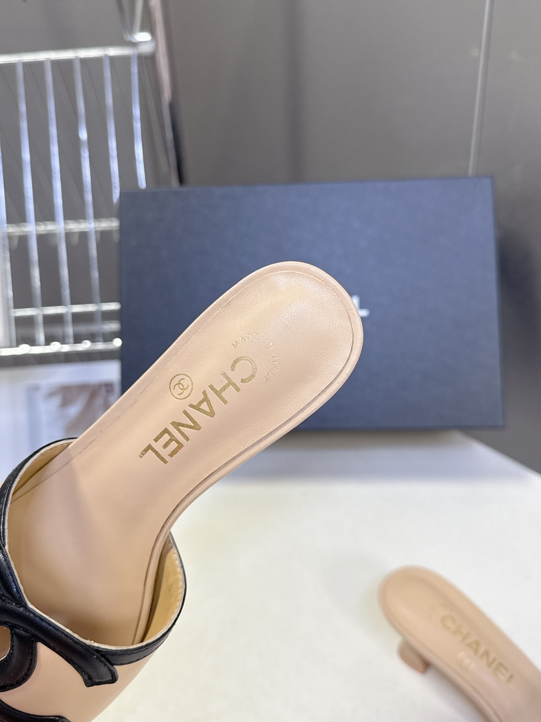 CHANEL香奈儿春夏最新款双C标识小猫跟凉拖超多明星网红种草 鞋面以品牌经典的互锁双C为核心装饰，采用