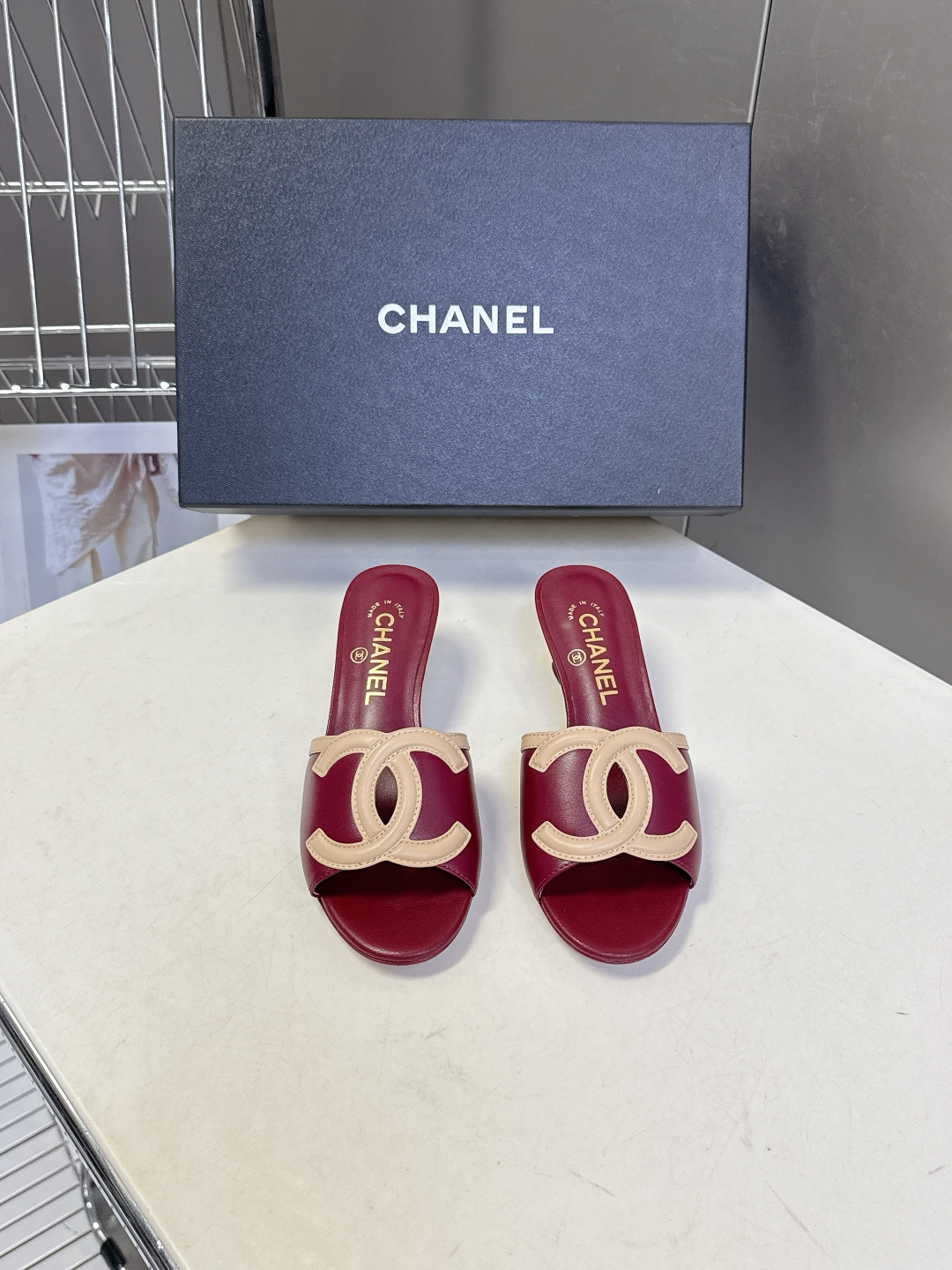 CHANEL香奈儿春夏最新款双C标识小猫跟凉拖超多明星网红种草 鞋面以品牌经典的互锁双C为核心装饰，采用