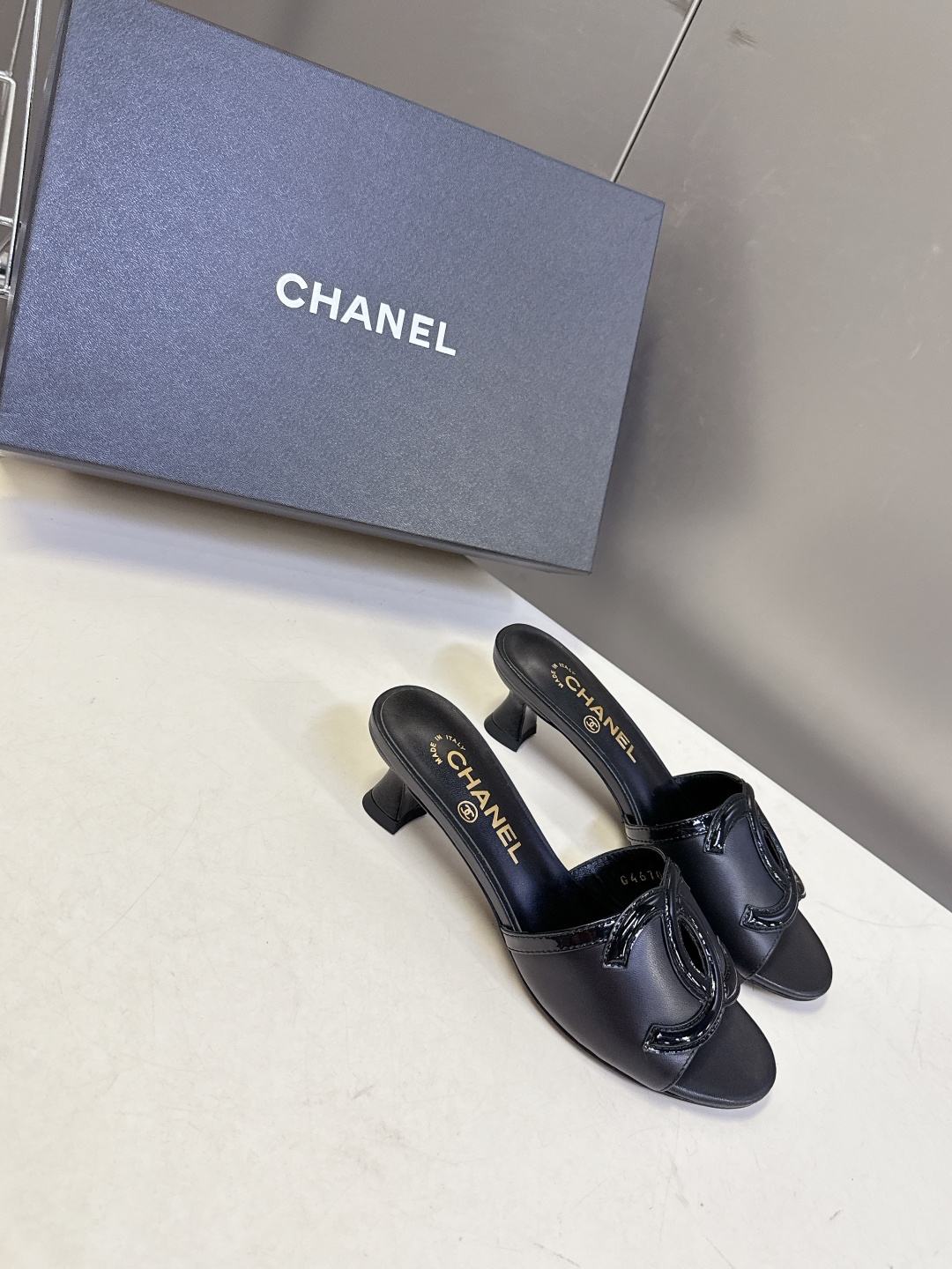 CHANEL香奈儿春夏最新款双C标识小猫跟凉拖超多明星网红种草 鞋面以品牌经典的互锁双C为核心装饰，采用