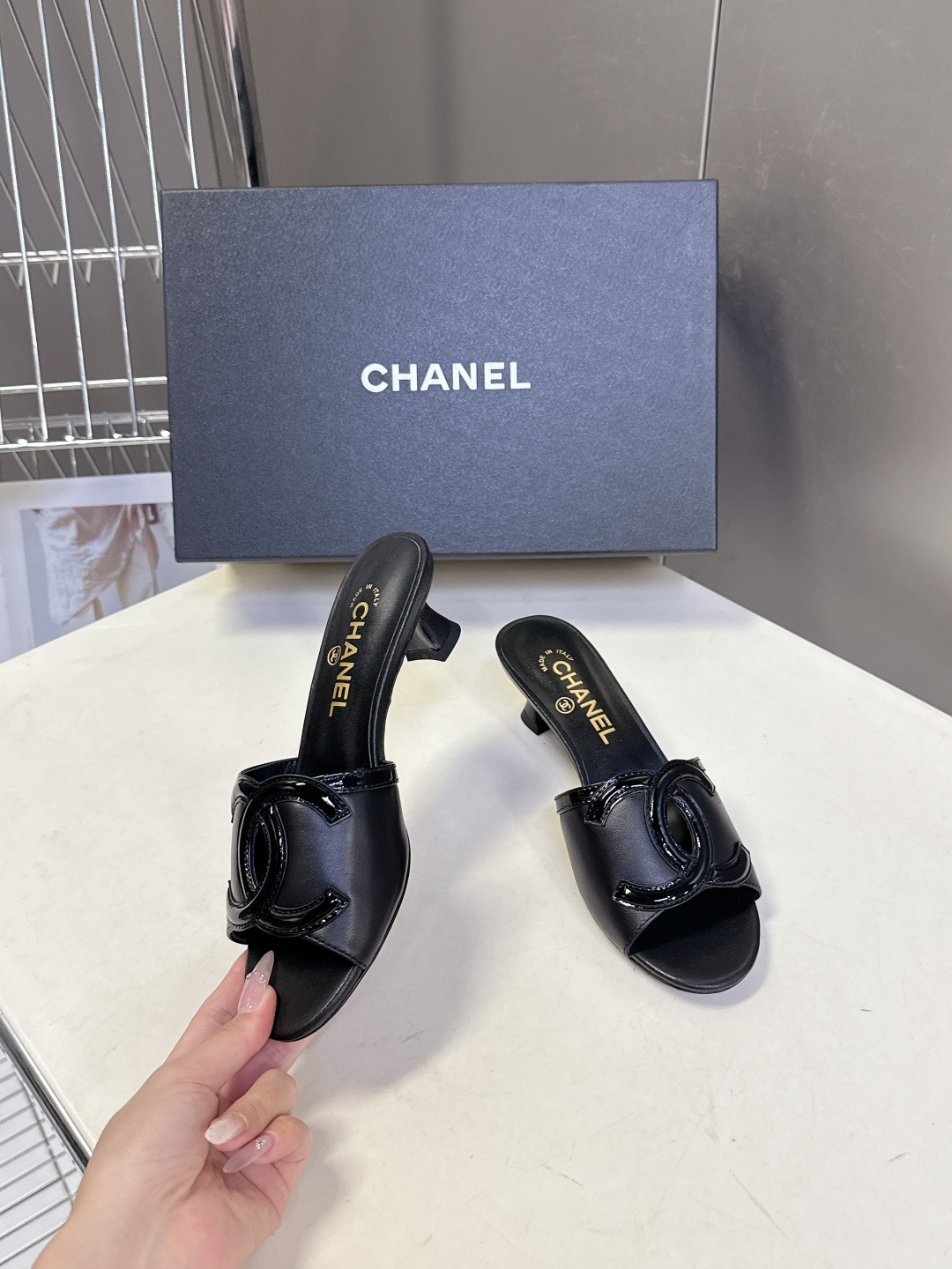 CHANEL香奈儿春夏最新款双C标识小猫跟凉拖超多明星网红种草 鞋面以品牌经典的互锁双C为核心装饰，采用