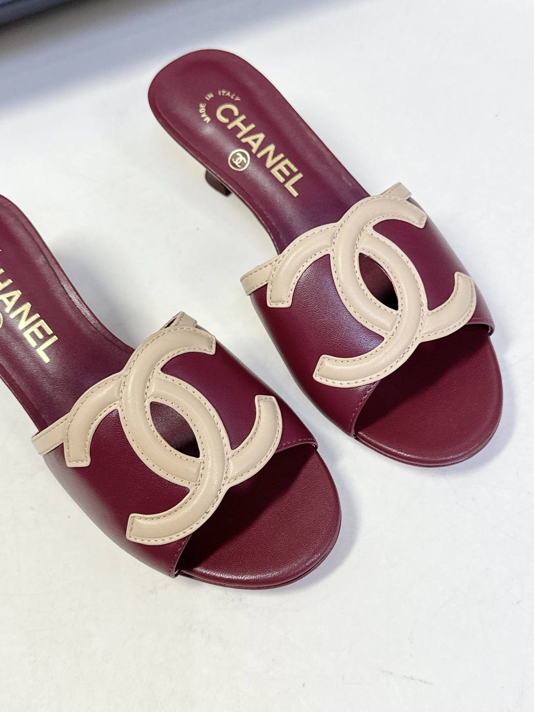 CHANEL香奈儿春夏最新款双C标识小猫跟凉拖超多明星网红种草 鞋面以品牌经典的互锁双C为核心装饰，采用