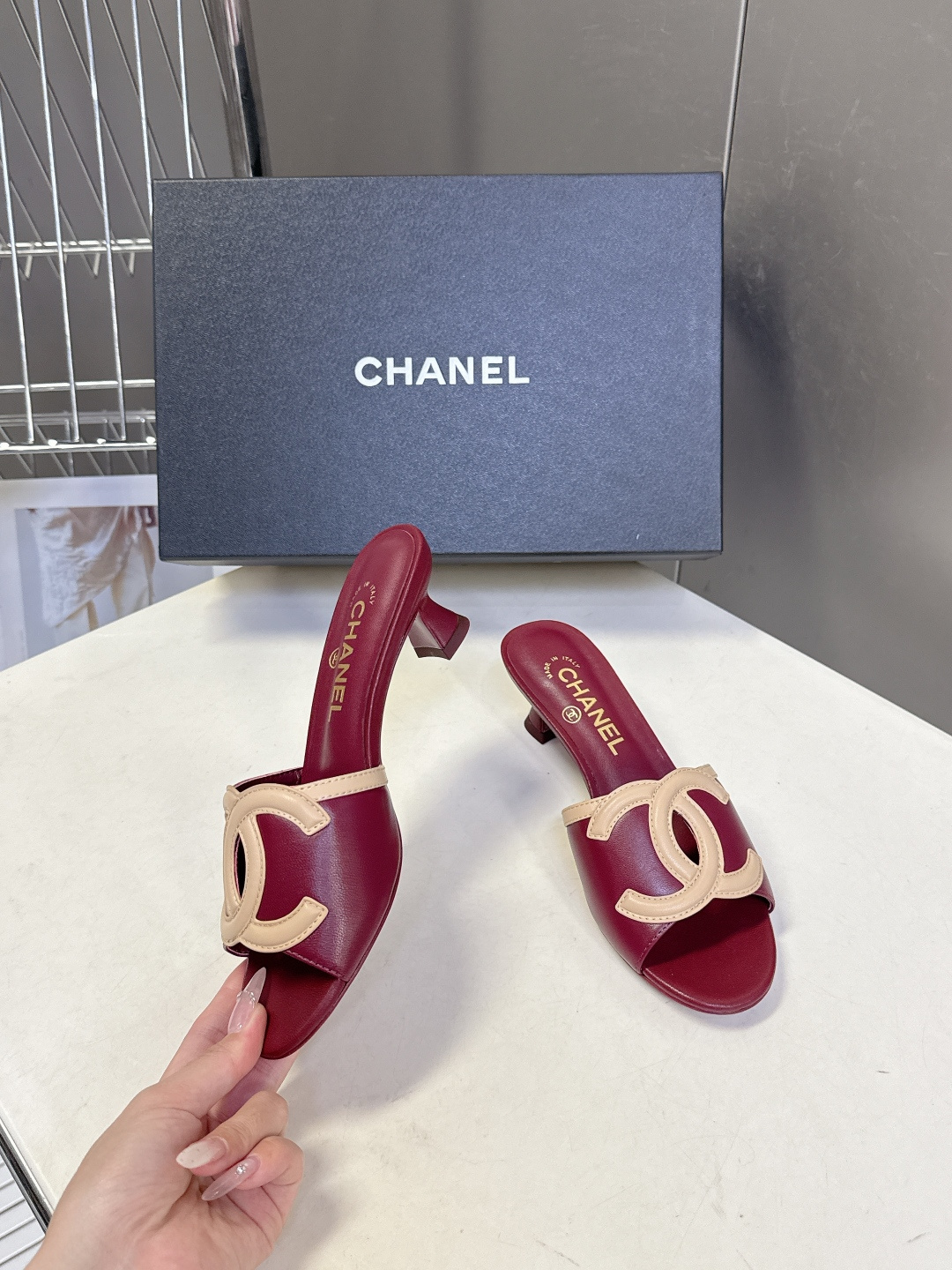 CHANEL香奈儿春夏最新款双C标识小猫跟凉拖超多明星网红种草 鞋面以品牌经典的互锁双C为核心装饰，采用