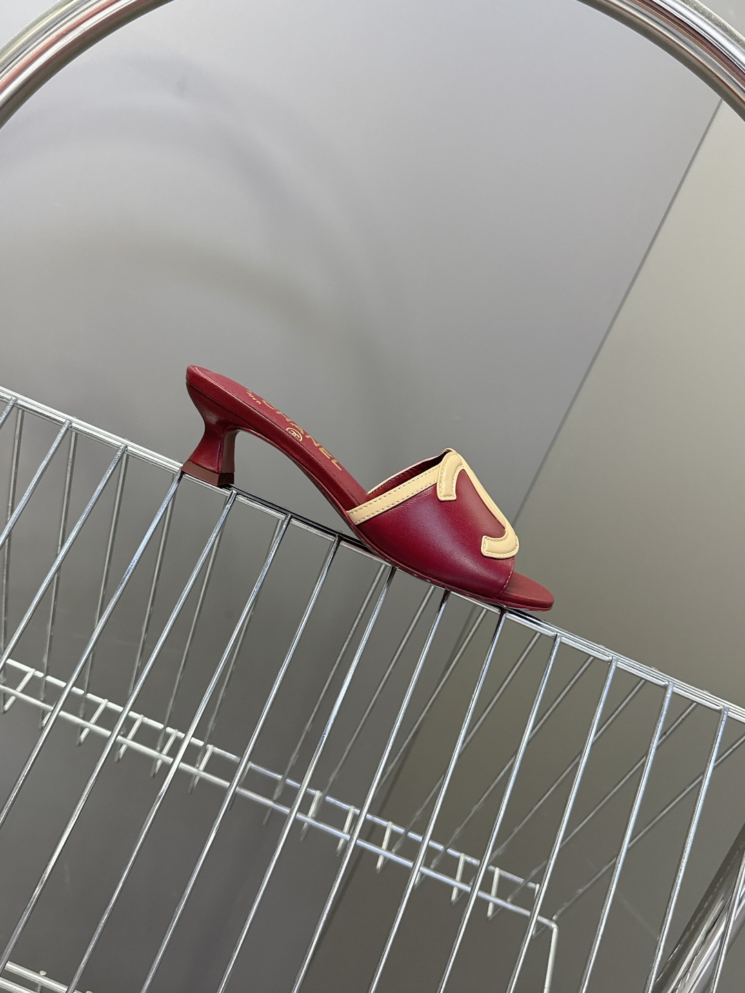 CHANEL香奈儿春夏最新款双C标识小猫跟凉拖超多明星网红种草 鞋面以品牌经典的互锁双C为核心装饰，采用