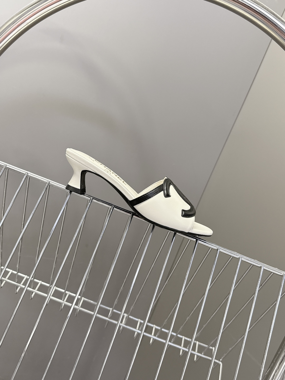 CHANEL香奈儿春夏最新款双C标识小猫跟凉拖超多明星网红种草 鞋面以品牌经典的互锁双C为核心装饰，采用