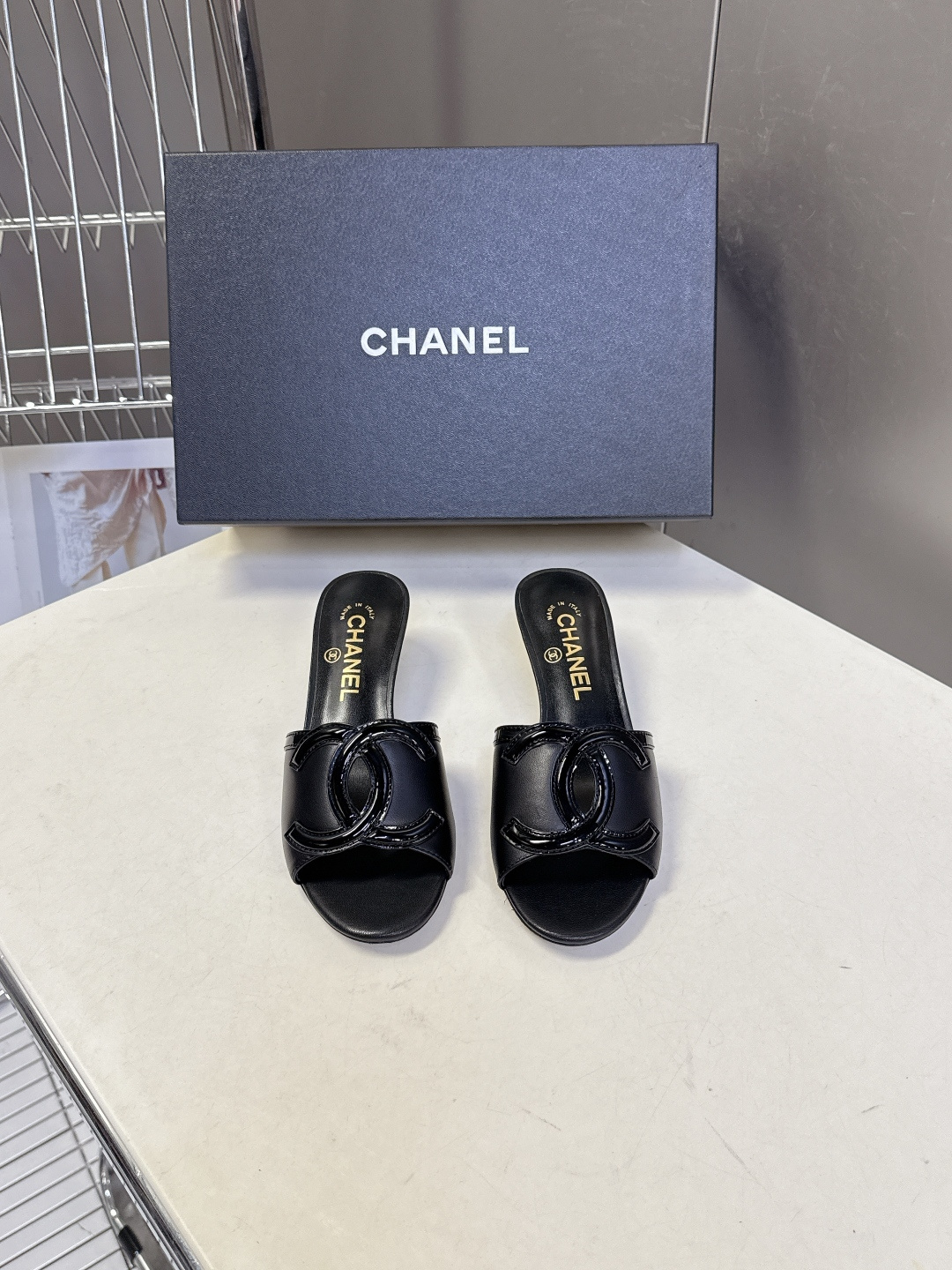 CHANEL香奈儿春夏最新款双C标识小猫跟凉拖超多明星网红种草 鞋面以品牌经典的互锁双C为核心装饰，采用