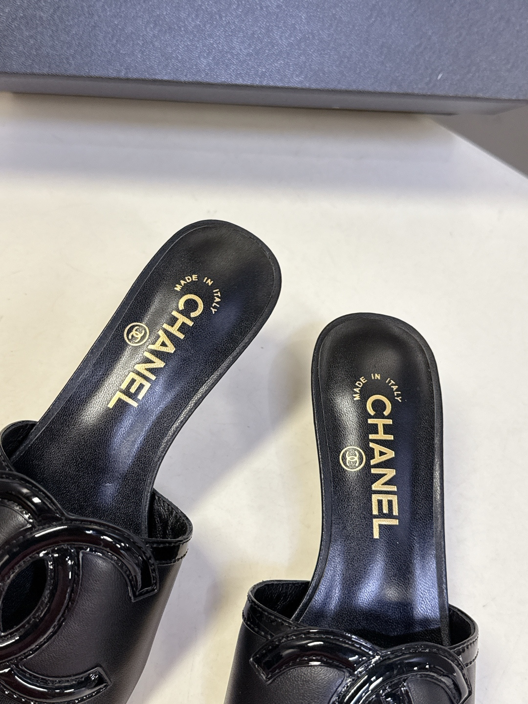 CHANEL香奈儿春夏最新款双C标识小猫跟凉拖超多明星网红种草 鞋面以品牌经典的互锁双C为核心装饰，采用