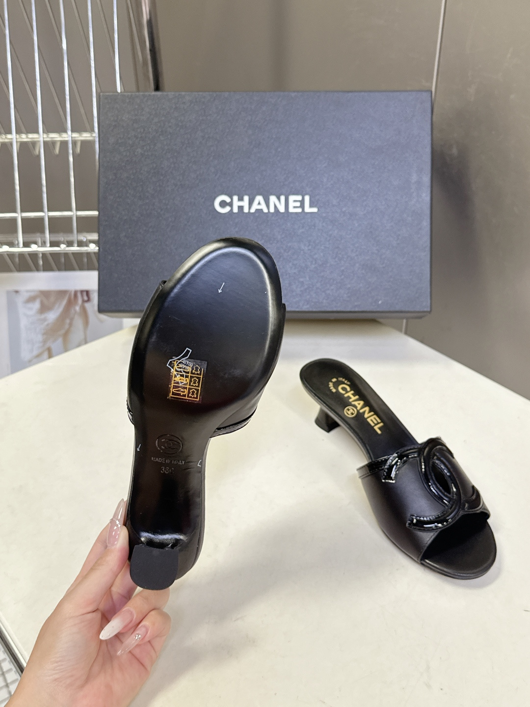 CHANEL香奈儿春夏最新款双C标识小猫跟凉拖超多明星网红种草 鞋面以品牌经典的互锁双C为核心装饰，采用