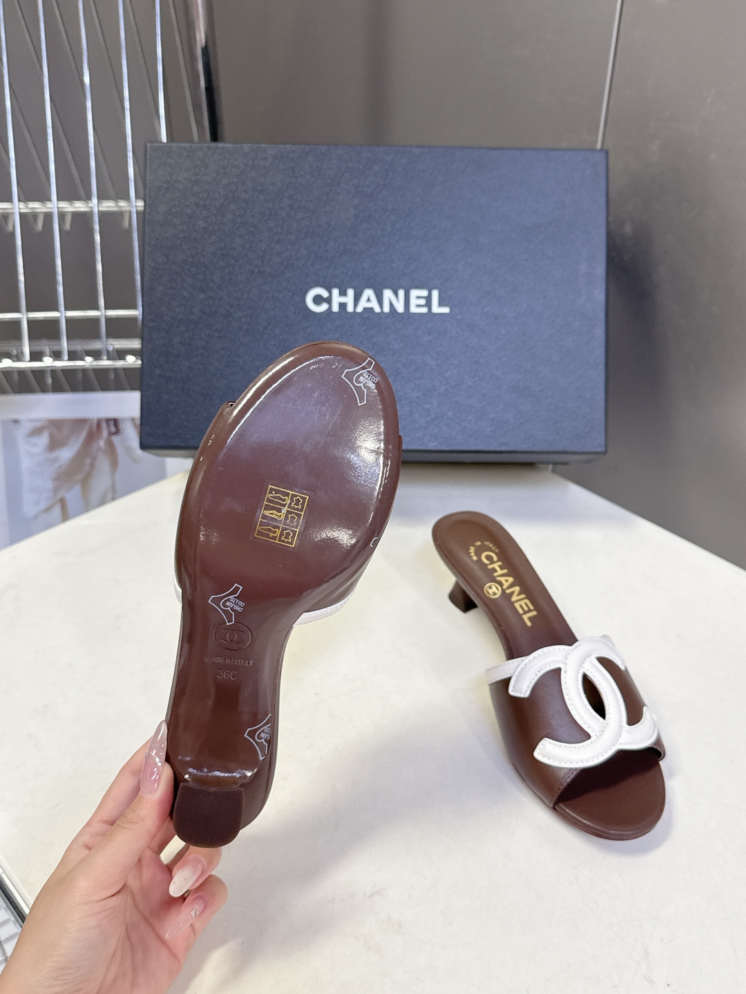 CHANEL香奈儿春夏最新款双C标识小猫跟凉拖超多明星网红种草 鞋面以品牌经典的互锁双C为核心装饰，采用