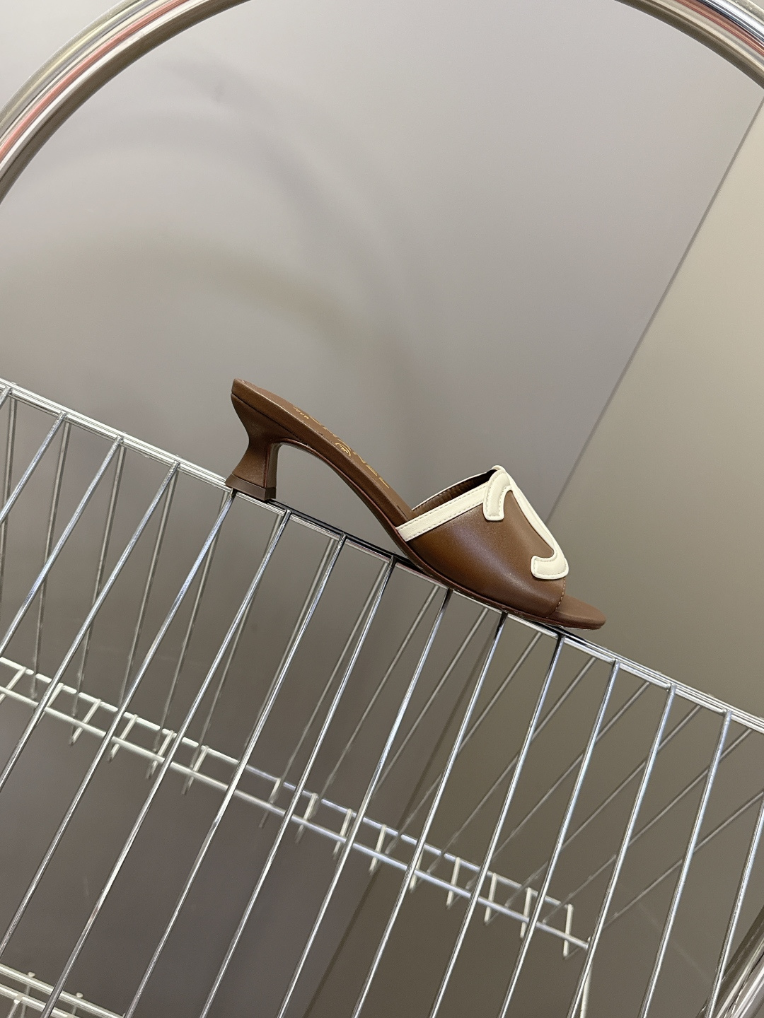 CHANEL香奈儿春夏最新款双C标识小猫跟凉拖超多明星网红种草 鞋面以品牌经典的互锁双C为核心装饰，采用