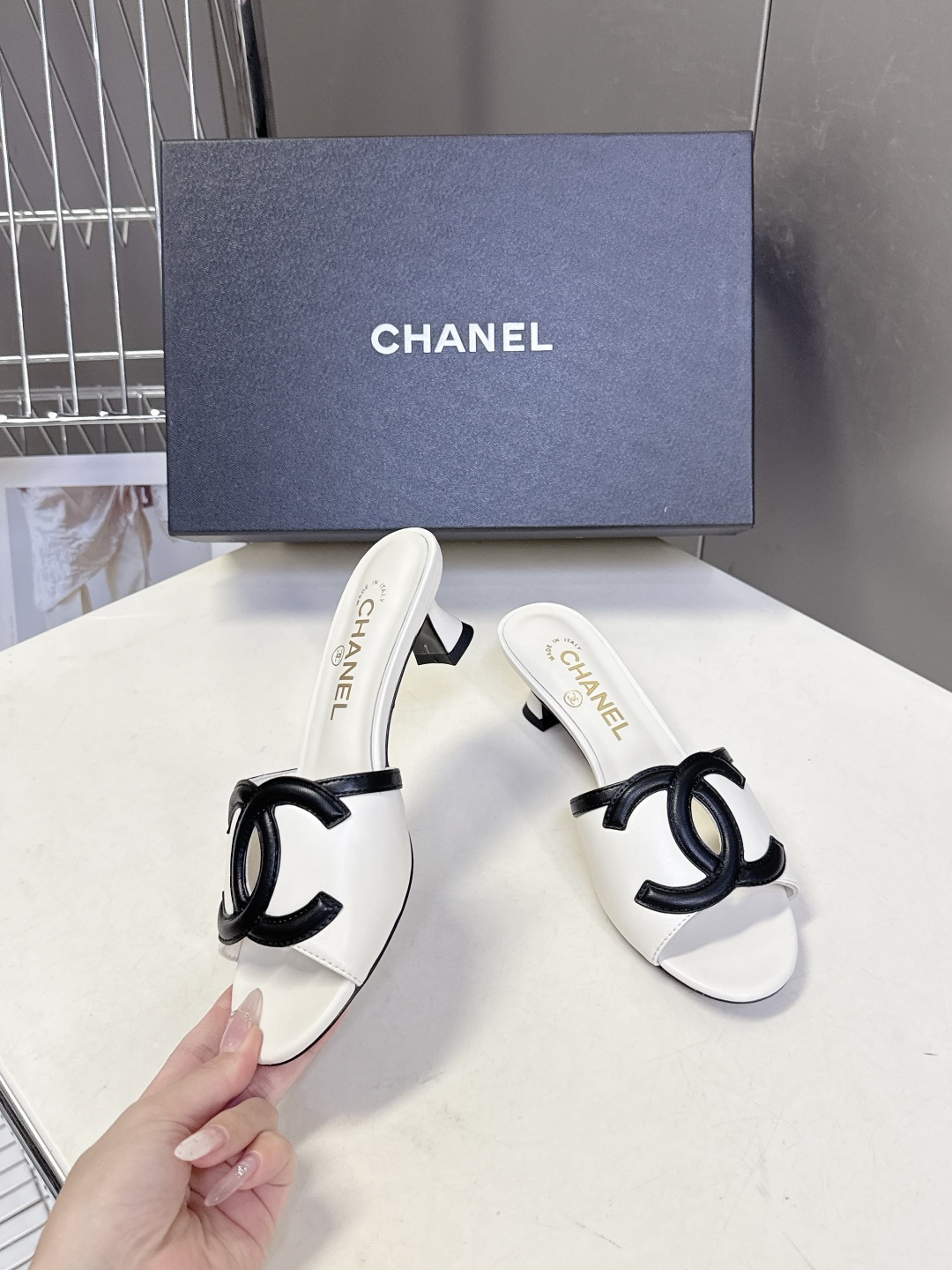 CHANEL香奈儿春夏最新款双C标识小猫跟凉拖超多明星网红种草 鞋面以品牌经典的互锁双C为核心装饰，采用