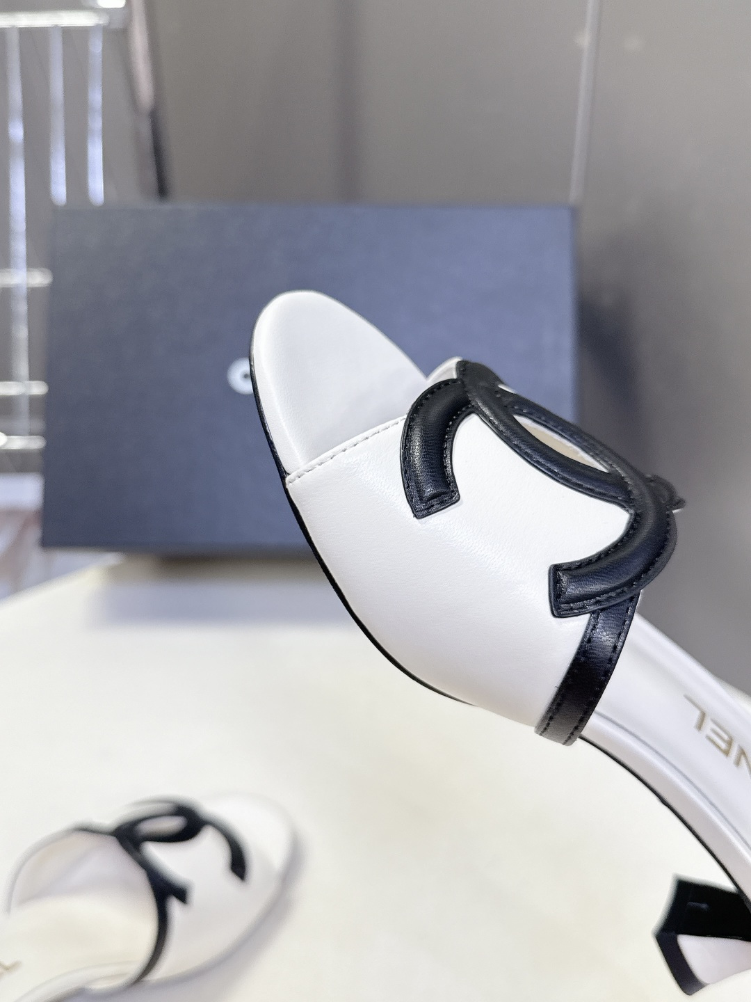 CHANEL香奈儿春夏最新款双C标识小猫跟凉拖超多明星网红种草 鞋面以品牌经典的互锁双C为核心装饰，采用