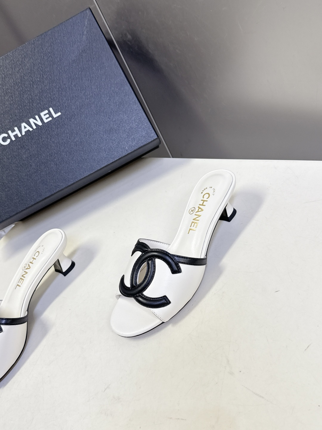 CHANEL香奈儿春夏最新款双C标识小猫跟凉拖超多明星网红种草 鞋面以品牌经典的互锁双C为核心装饰，采用