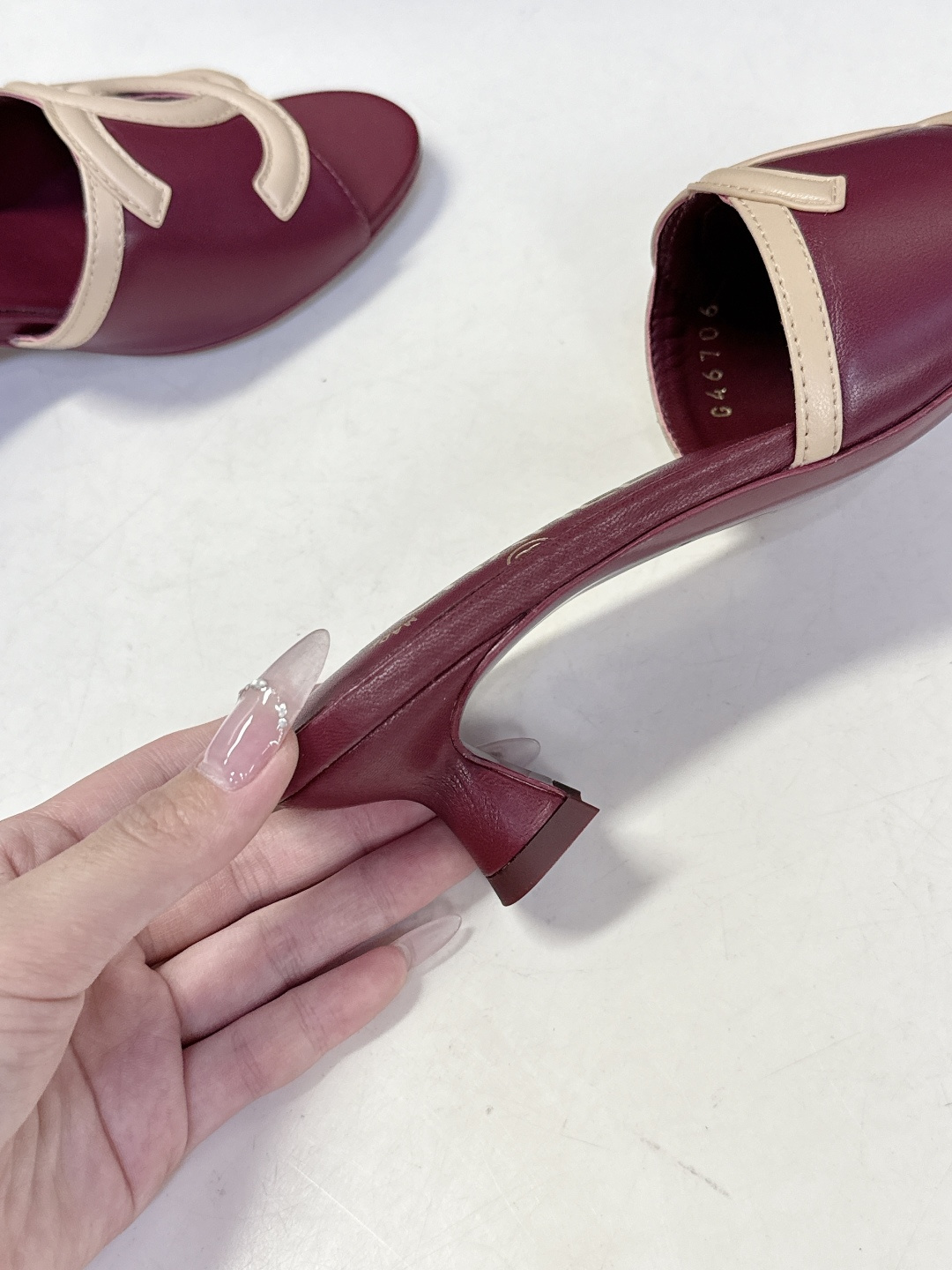 CHANEL香奈儿春夏最新款双C标识小猫跟凉拖超多明星网红种草 鞋面以品牌经典的互锁双C为核心装饰，采用