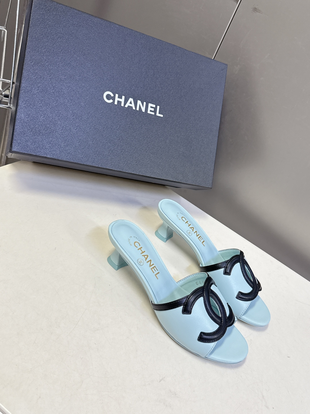 CHANEL香奈儿春夏最新款双C标识小猫跟凉拖超多明星网红种草 鞋面以品牌经典的互锁双C为核心装饰，采用