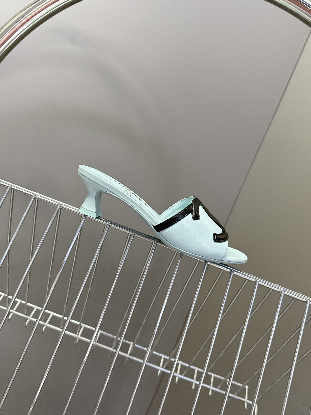 CHANEL香奈儿春夏最新款双C标识小猫跟凉拖超多明星网红种草 鞋面以品牌经典的互锁双C为核心装饰，采用