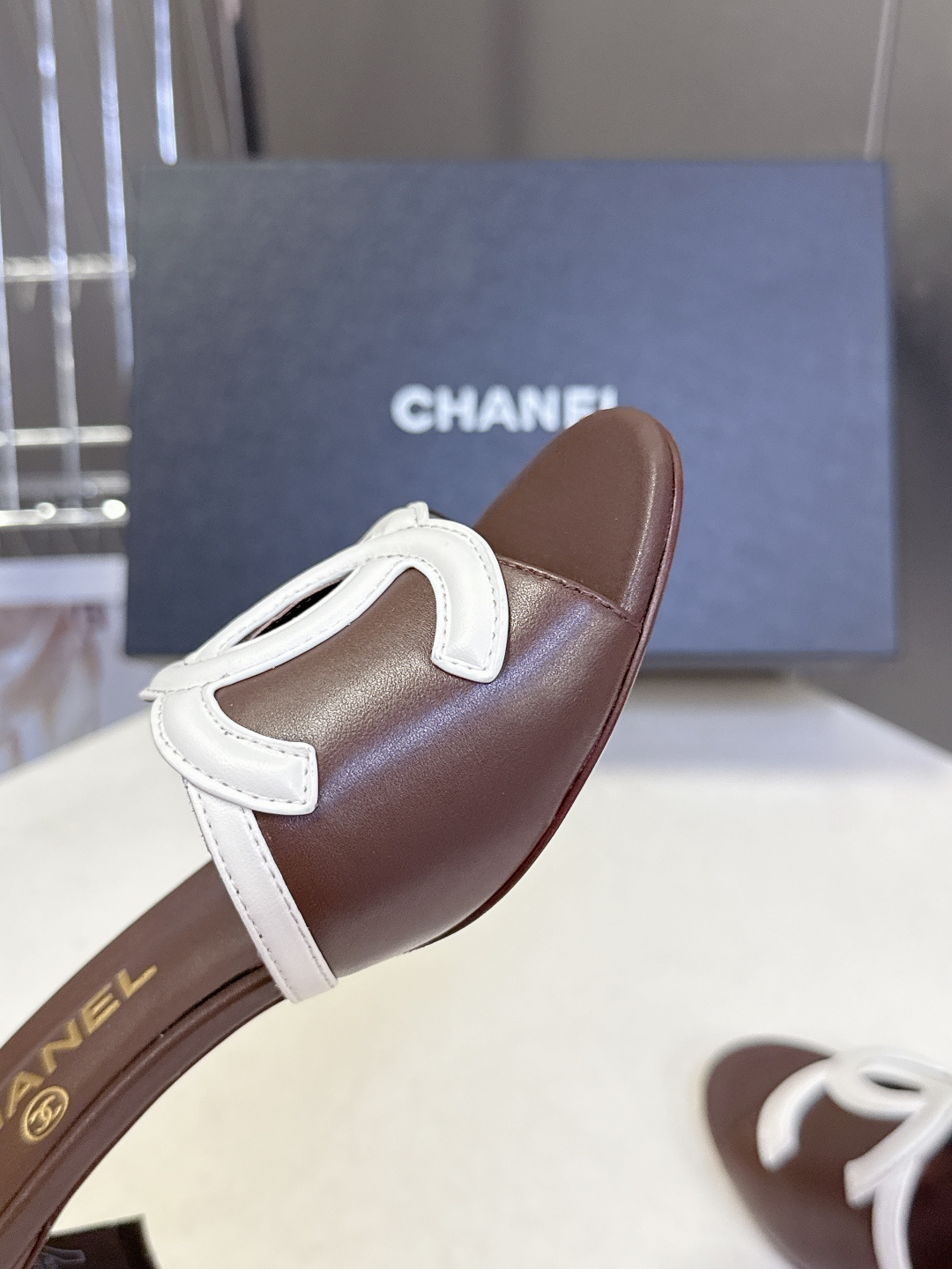 CHANEL香奈儿春夏最新款双C标识小猫跟凉拖超多明星网红种草 鞋面以品牌经典的互锁双C为核心装饰，采用