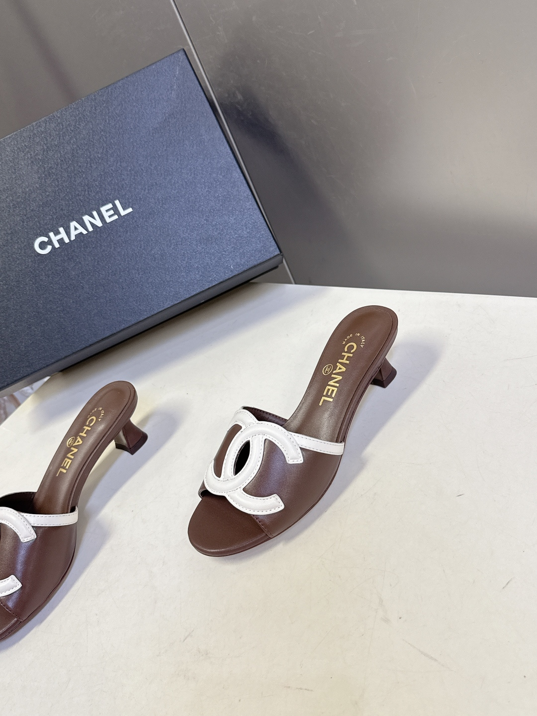 CHANEL香奈儿春夏最新款双C标识小猫跟凉拖超多明星网红种草 鞋面以品牌经典的互锁双C为核心装饰，采用