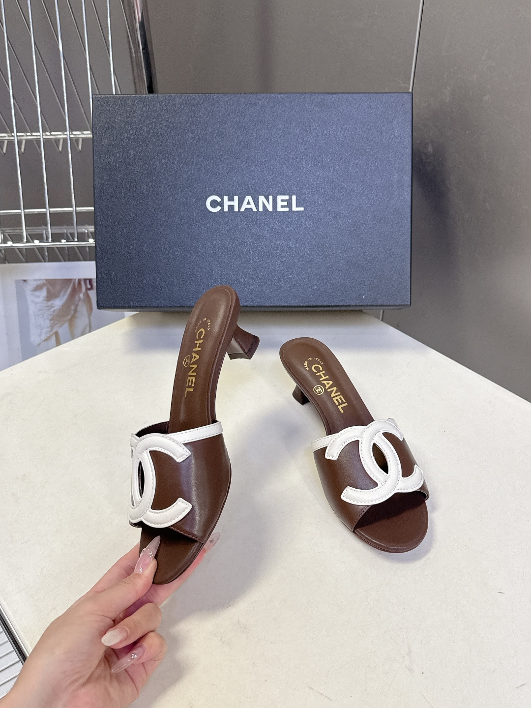 CHANEL香奈儿春夏最新款双C标识小猫跟凉拖超多明星网红种草 鞋面以品牌经典的互锁双C为核心装饰，采用