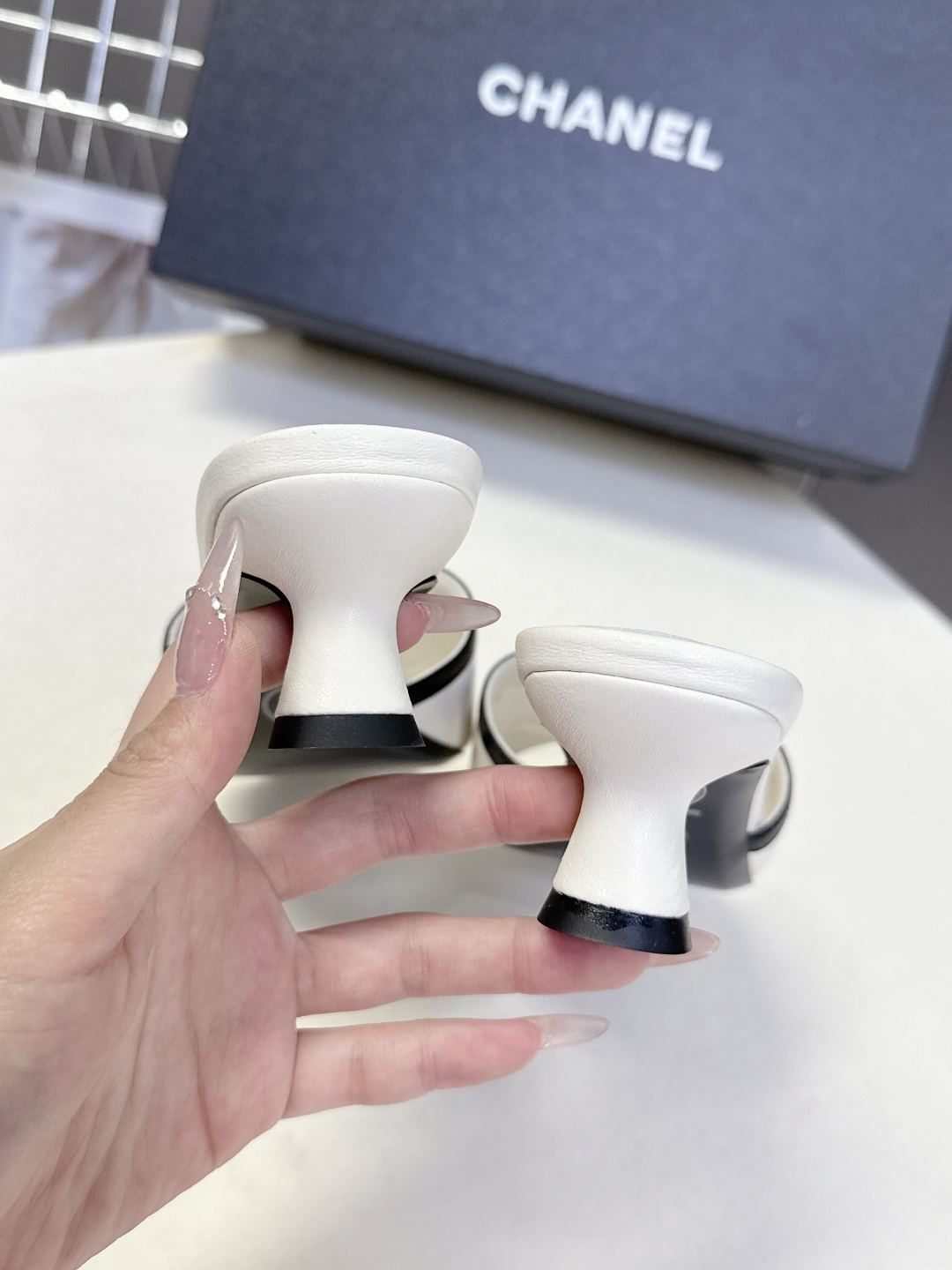 CHANEL香奈儿春夏最新款双C标识小猫跟凉拖超多明星网红种草 鞋面以品牌经典的互锁双C为核心装饰，采用