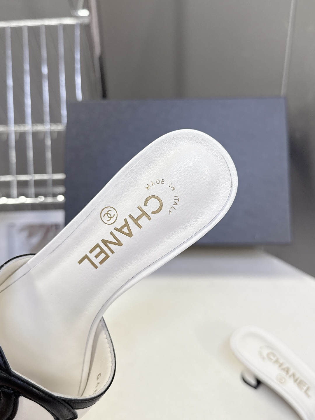 CHANEL香奈儿春夏最新款双C标识小猫跟凉拖超多明星网红种草 鞋面以品牌经典的互锁双C为核心装饰，采用