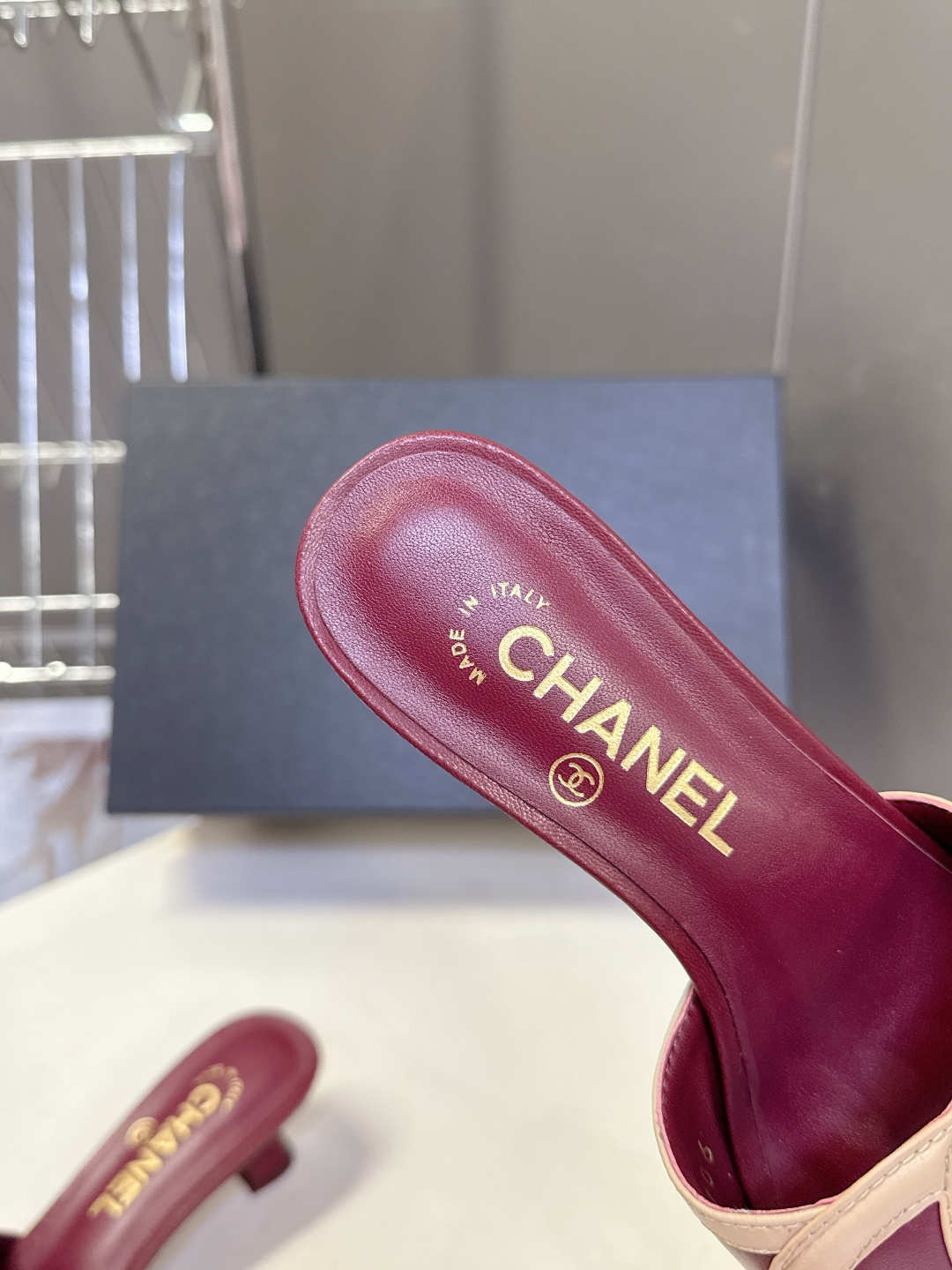 CHANEL香奈儿春夏最新款双C标识小猫跟凉拖超多明星网红种草 鞋面以品牌经典的互锁双C为核心装饰，采用