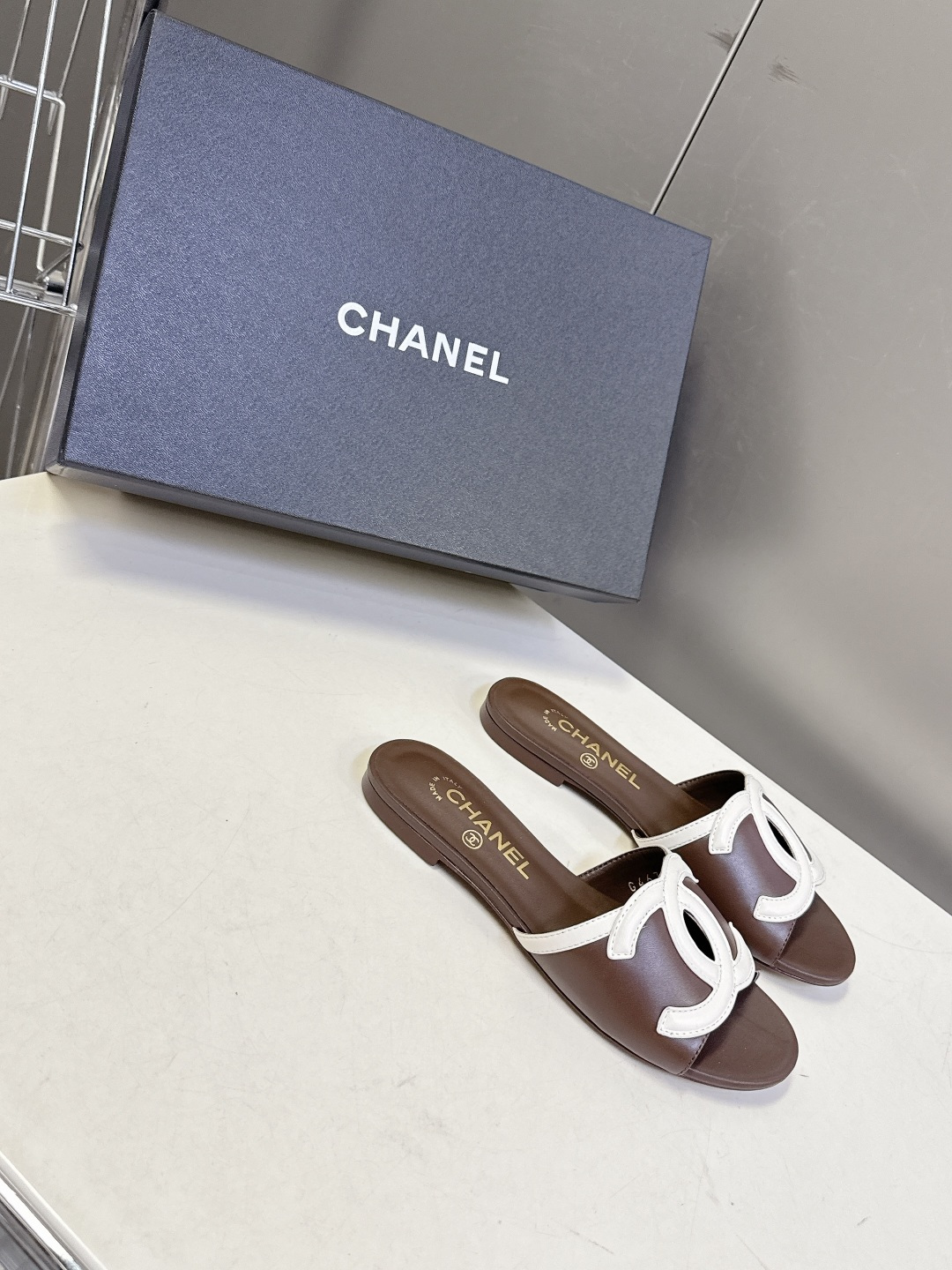 CHANEL香奈儿春夏最新款双C标识小凉拖超多明星网红种草 鞋面以品牌经典的互锁双C为核心装饰，采用撞色