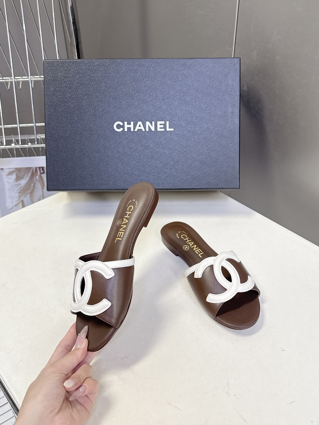 CHANEL香奈儿春夏最新款双C标识小凉拖超多明星网红种草 鞋面以品牌经典的互锁双C为核心装饰，采用撞色