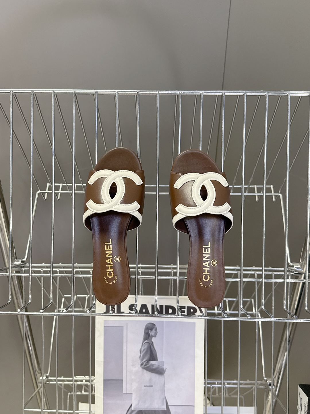 CHANEL香奈儿春夏最新款双C标识小凉拖超多明星网红种草 鞋面以品牌经典的互锁双C为核心装饰，采用撞色