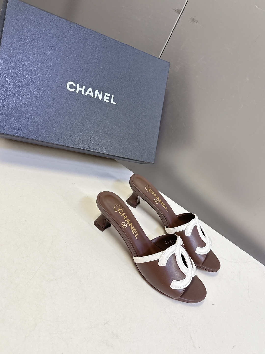 CHANEL香奈儿春夏最新款双C标识小猫跟凉拖超多明星网红种草 鞋面以品牌经典的互锁双C为核心装饰，采用