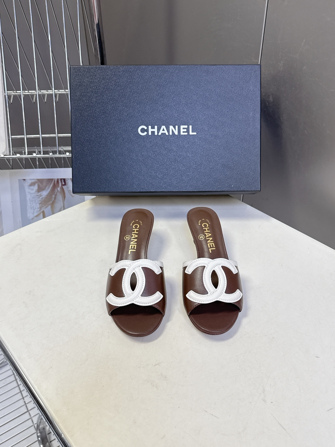 CHANEL香奈儿春夏最新款双C标识小猫跟凉拖超多明星网红种草 鞋面以品牌经典的互锁双C为核心装饰，采用