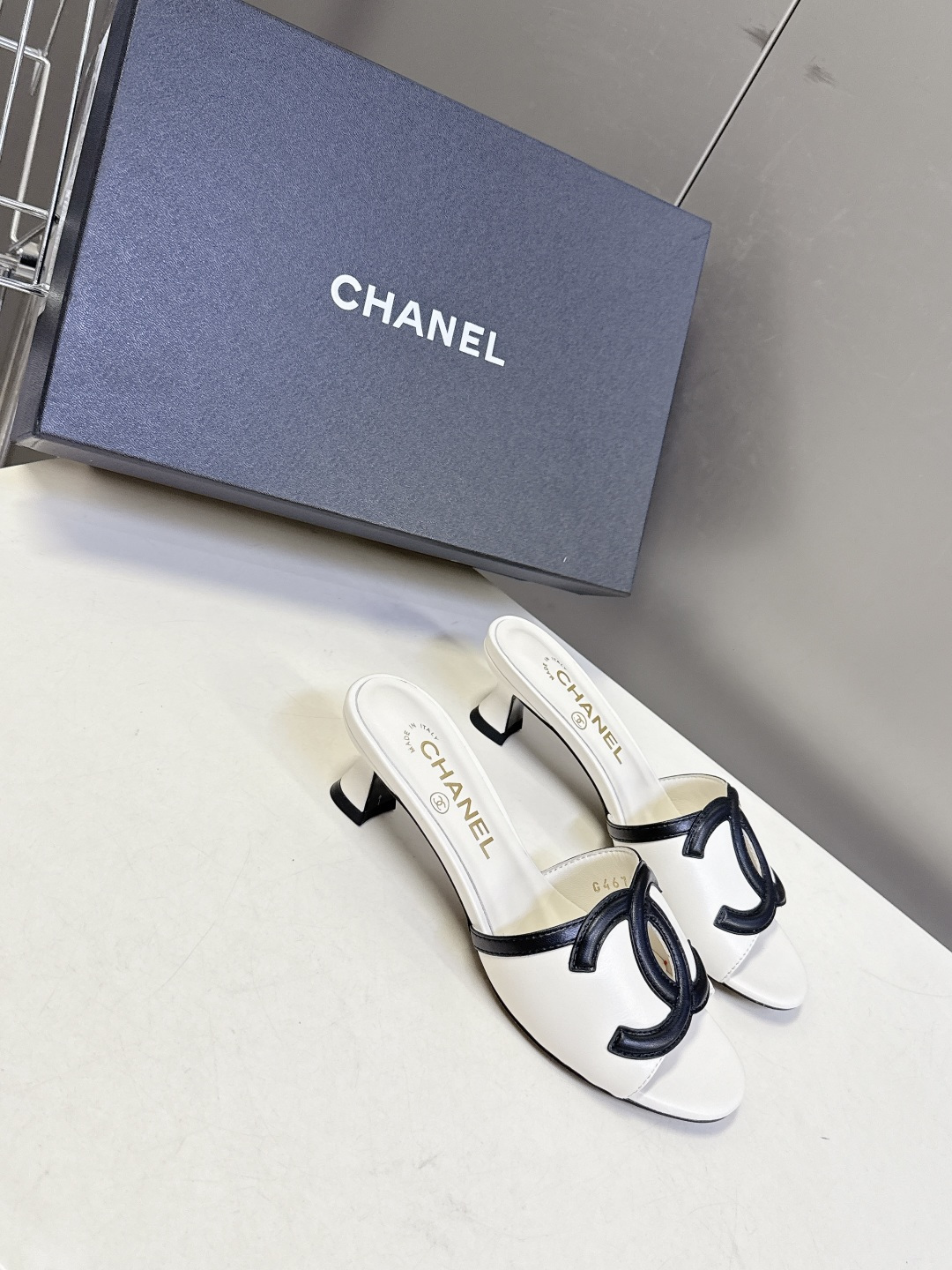 CHANEL香奈儿春夏最新款双C标识小猫跟凉拖超多明星网红种草 鞋面以品牌经典的互锁双C为核心装饰，采用