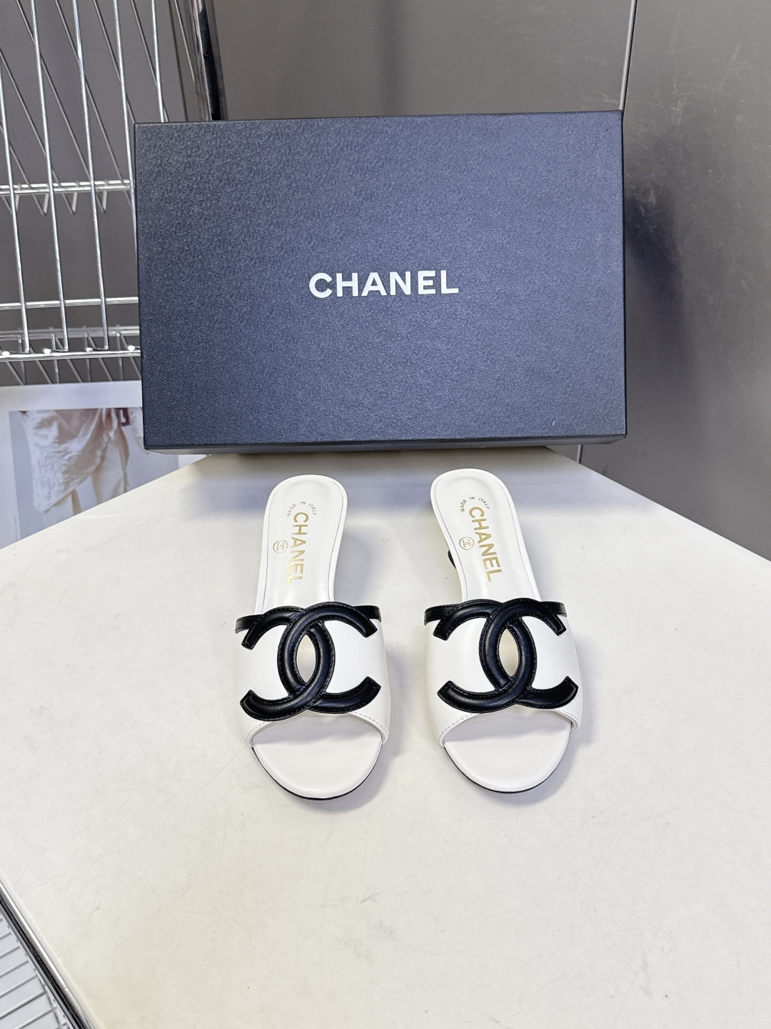 CHANEL香奈儿春夏最新款双C标识小猫跟凉拖超多明星网红种草 鞋面以品牌经典的互锁双C为核心装饰，采用