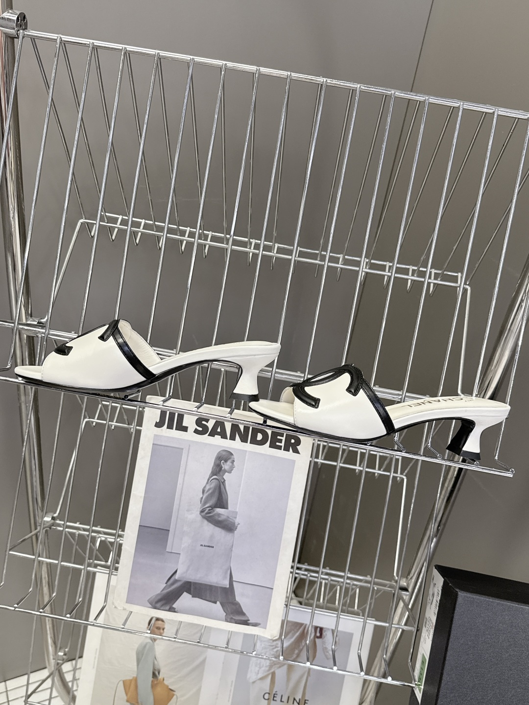 CHANEL香奈儿春夏最新款双C标识小猫跟凉拖超多明星网红种草 鞋面以品牌经典的互锁双C为核心装饰，采用