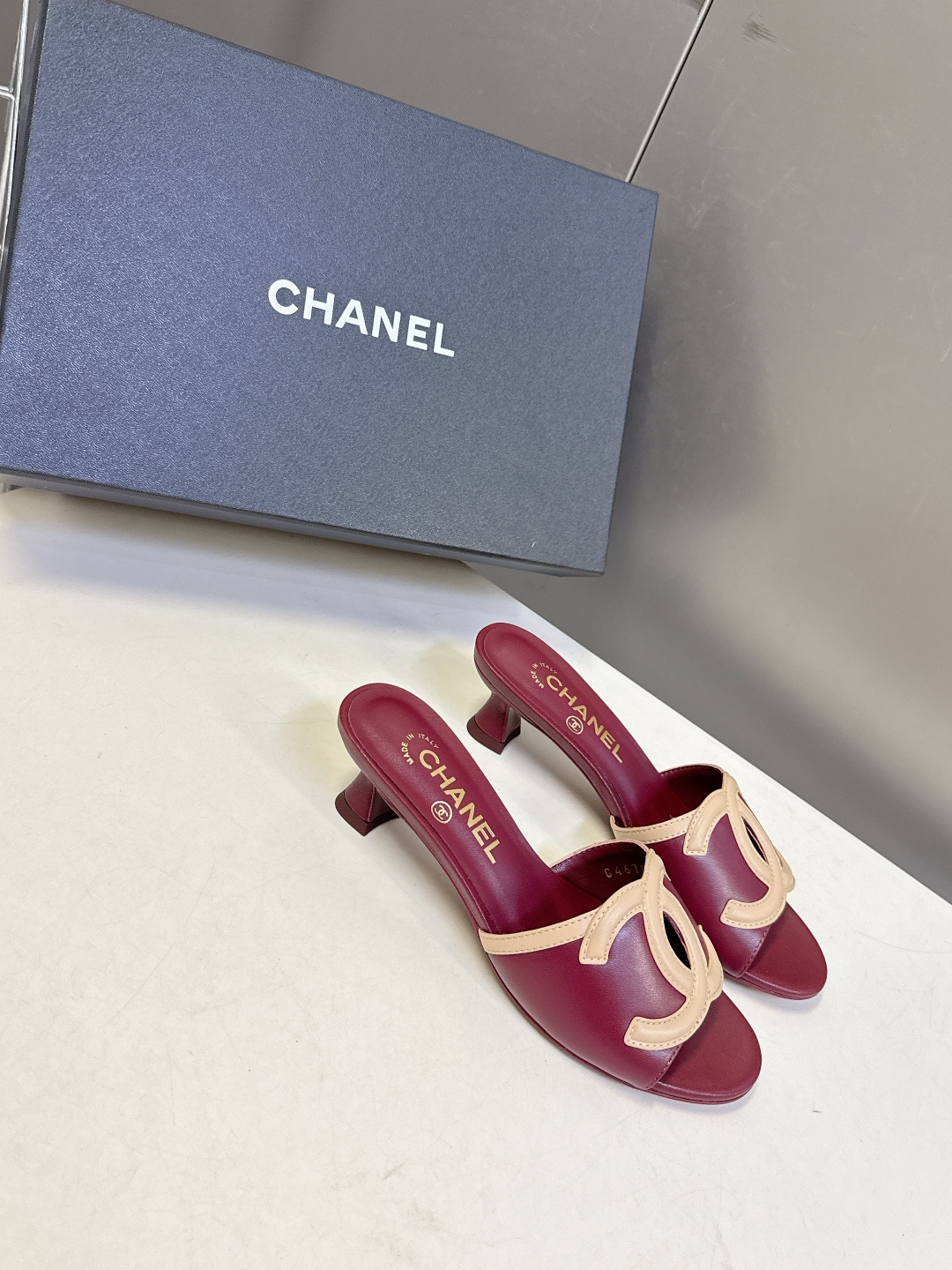 CHANEL香奈儿春夏最新款双C标识小猫跟凉拖超多明星网红种草 鞋面以品牌经典的互锁双C为核心装饰，采用