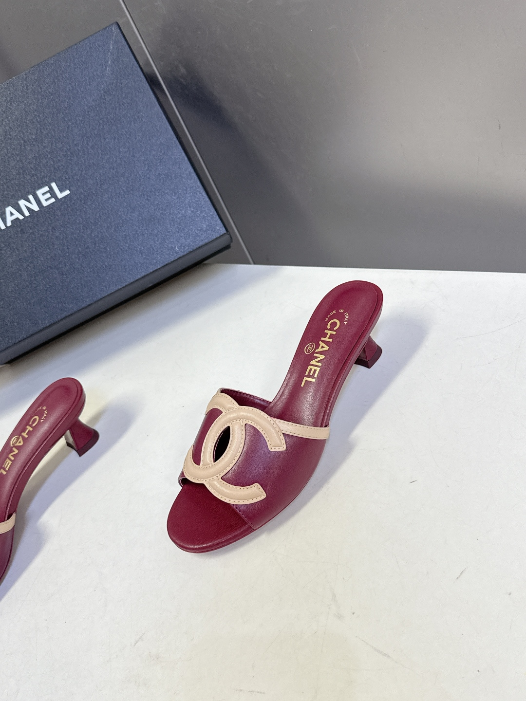 CHANEL香奈儿春夏最新款双C标识小猫跟凉拖超多明星网红种草 鞋面以品牌经典的互锁双C为核心装饰，采用