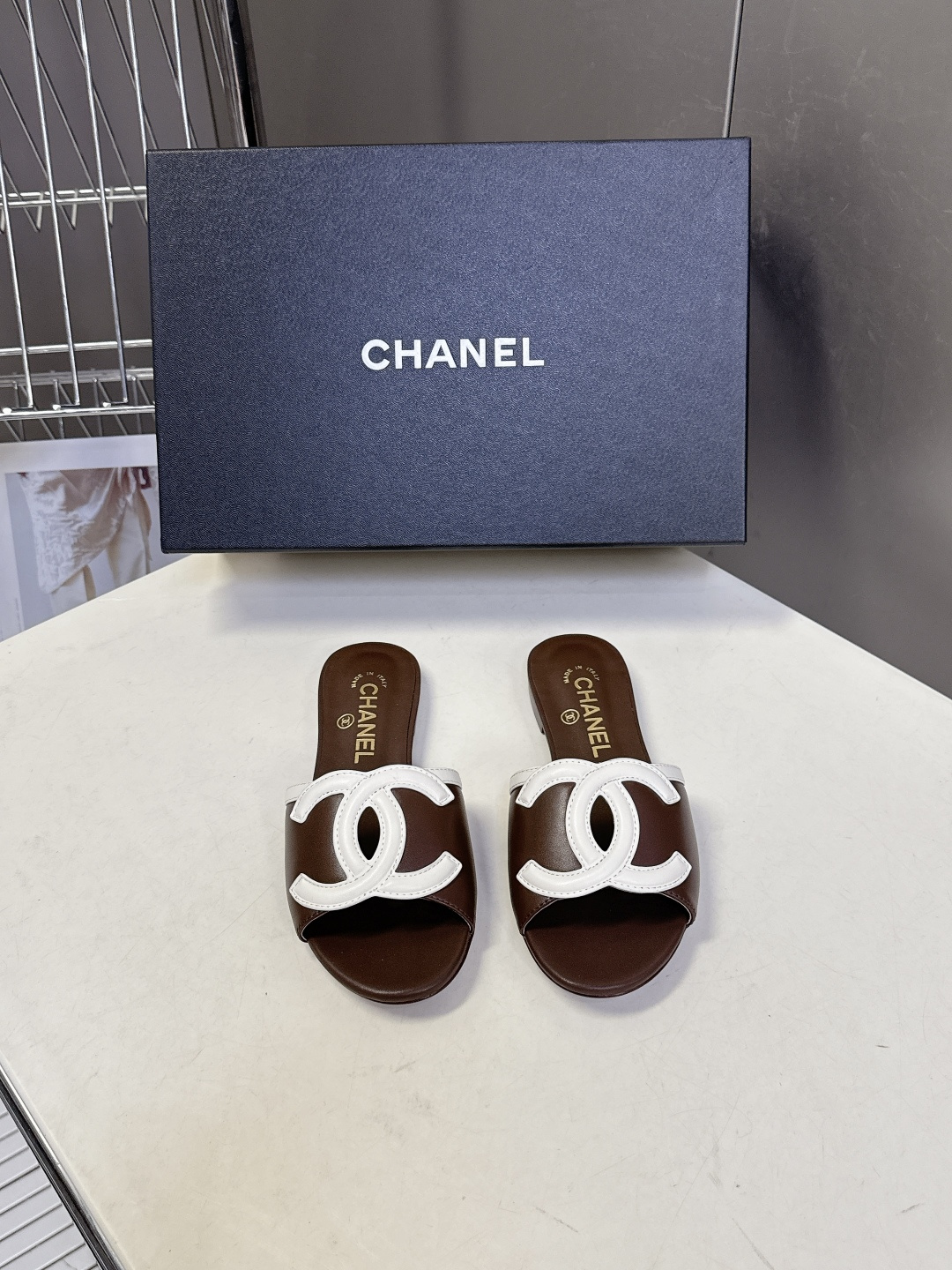 CHANEL香奈儿春夏最新款双C标识小凉拖超多明星网红种草 鞋面以品牌经典的互锁双C为核心装饰，采用撞色