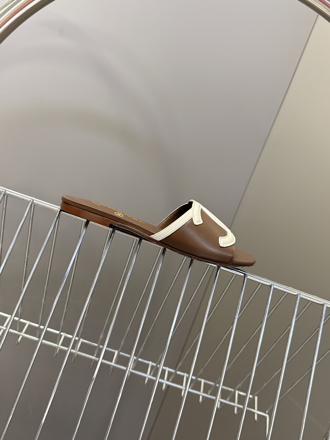 CHANEL香奈儿春夏最新款双C标识小凉拖超多明星网红种草 鞋面以品牌经典的互锁双C为核心装饰，采用撞色