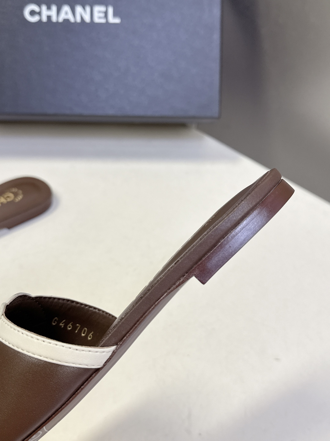 CHANEL香奈儿春夏最新款双C标识小凉拖超多明星网红种草 鞋面以品牌经典的互锁双C为核心装饰，采用撞色