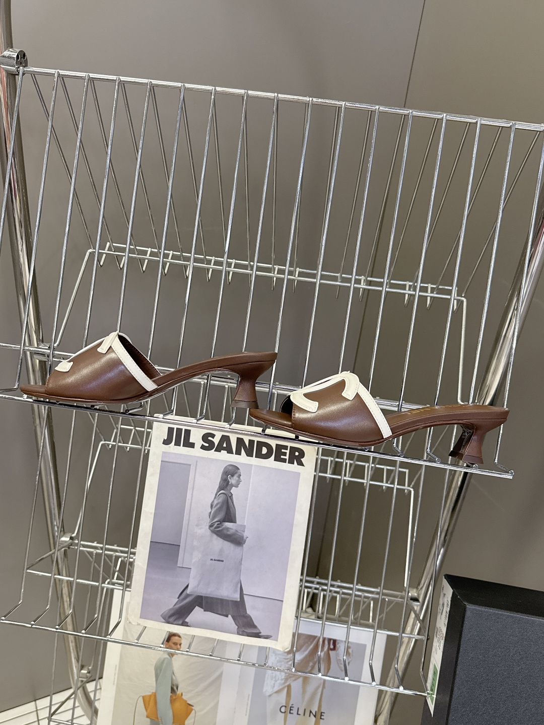 CHANEL香奈儿春夏最新款双C标识小猫跟凉拖超多明星网红种草 鞋面以品牌经典的互锁双C为核心装饰，采用