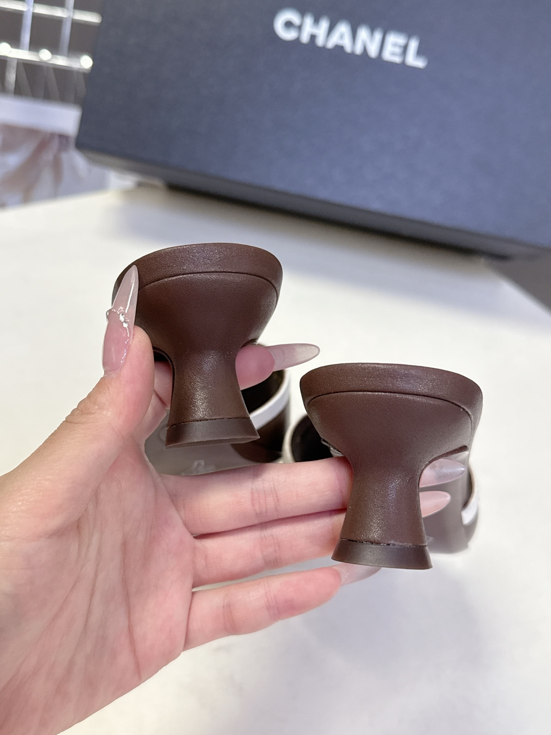 CHANEL香奈儿春夏最新款双C标识小猫跟凉拖超多明星网红种草 鞋面以品牌经典的互锁双C为核心装饰，采用