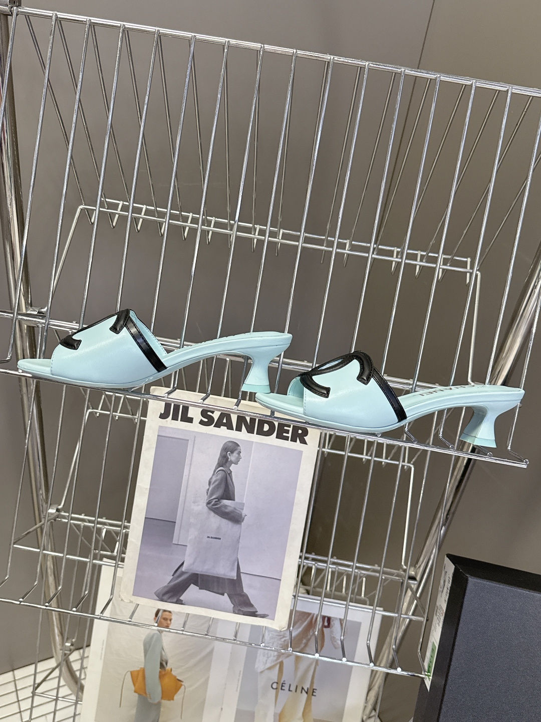 CHANEL香奈儿春夏最新款双C标识小猫跟凉拖超多明星网红种草 鞋面以品牌经典的互锁双C为核心装饰，采用