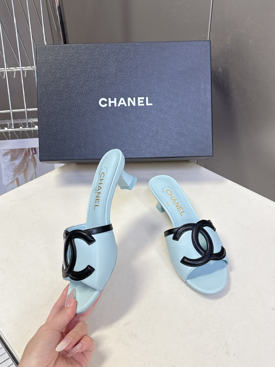 CHANEL香奈儿春夏最新款双C标识小猫跟凉拖超多明星网红种草 鞋面以品牌经典的互锁双C为核心装饰，采用